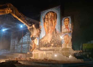 ভেঙে গুড়িয়ে দেয়া হলো শেখ মুজিবুর রহমানের ম্যুরাল শেখ মুজিবুর রহমানের ম্যুরাল